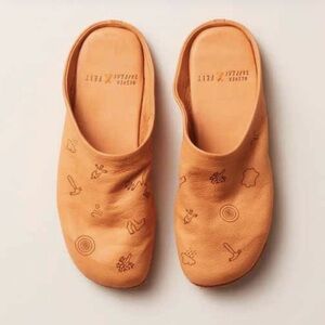 FEIT X Oliver Jeffrey NWB SZ 34 Youth unisex Tan Minimalist Indoor Slippers
